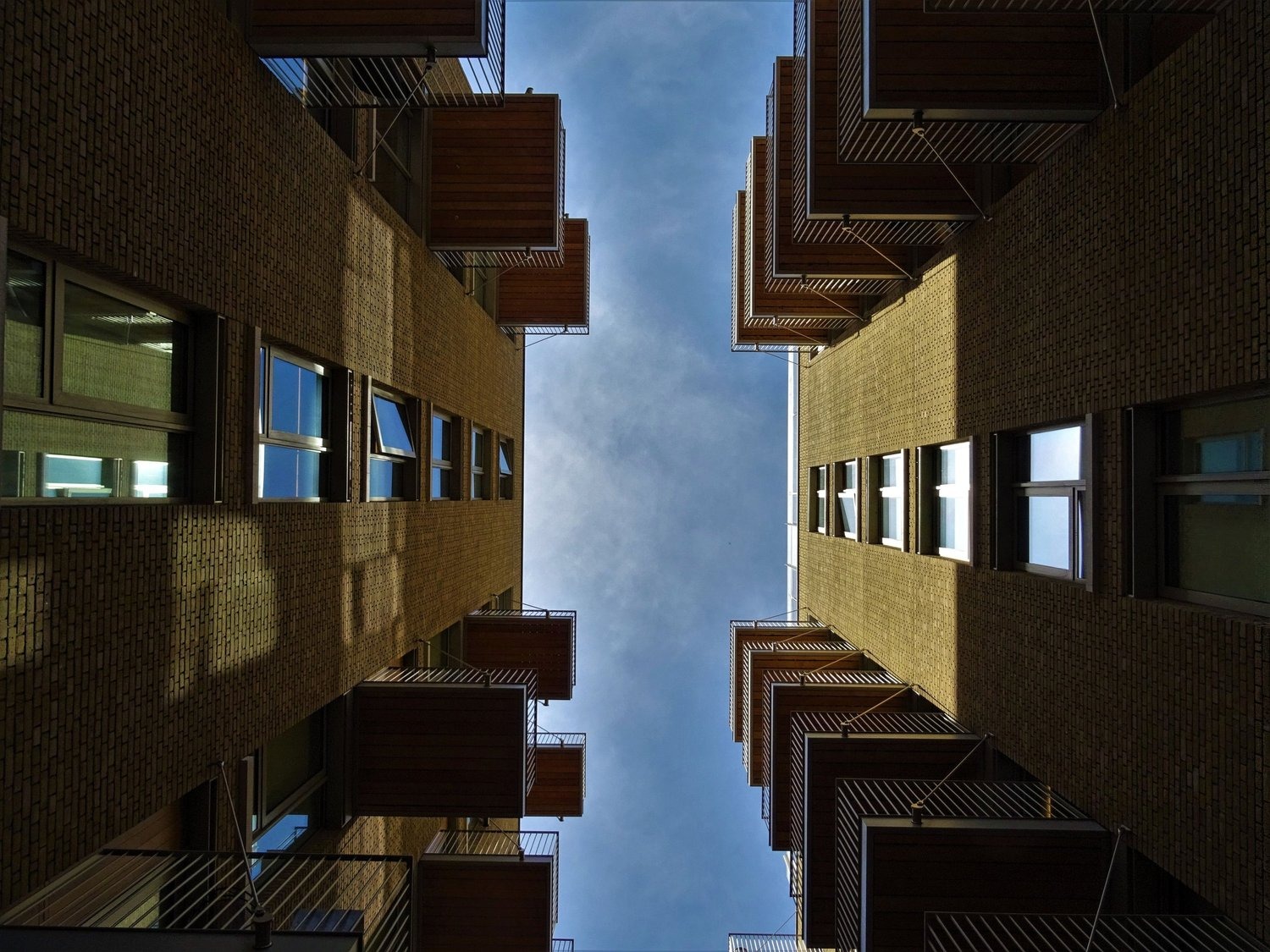 Vista hacia el cielo entre edificios; referencia visual de la página de Desarrollo y Gestión de RPH